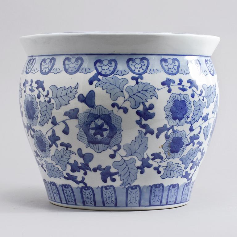 FISKBASSÄNG, Kina, porslin, 1900-tal/modern tillverkning.