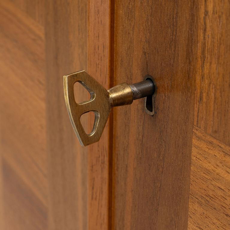 Carl Malmsten, skåp, "Klinte", Åfors Möbelfrabrik, 1900-talets andra hälft.