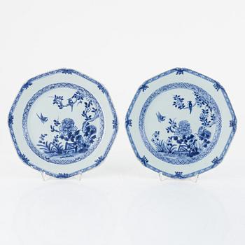 A Chinese blue and white export porcelain serving dish and two plates, Qing dynasty, Qianlong (1736-95).