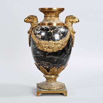 URNA, Louis XVI-stil, 1900-talets första hälft.