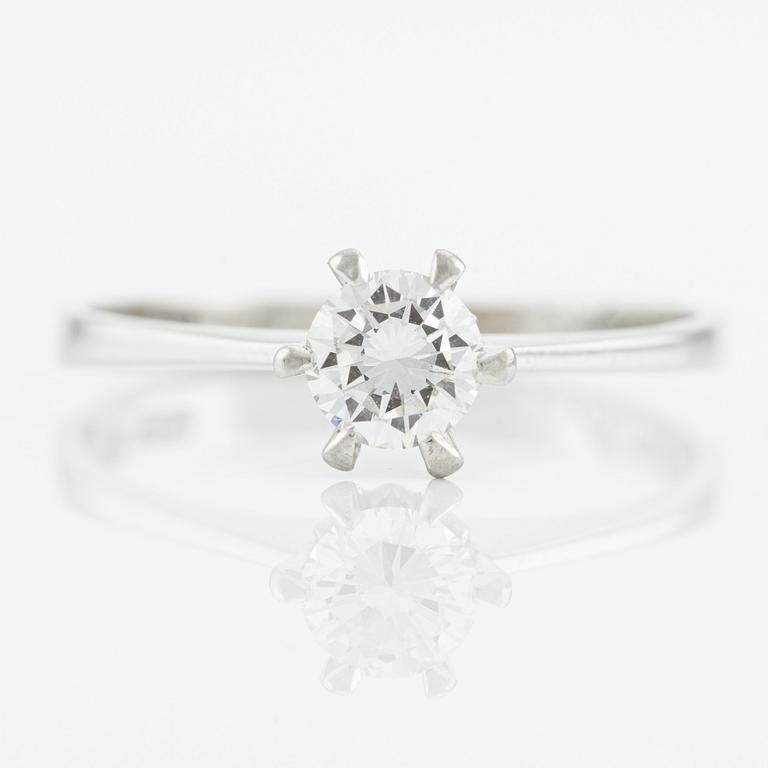 Ring, 18K vitguld med briljantslipad diamant ca 0,45 ct.