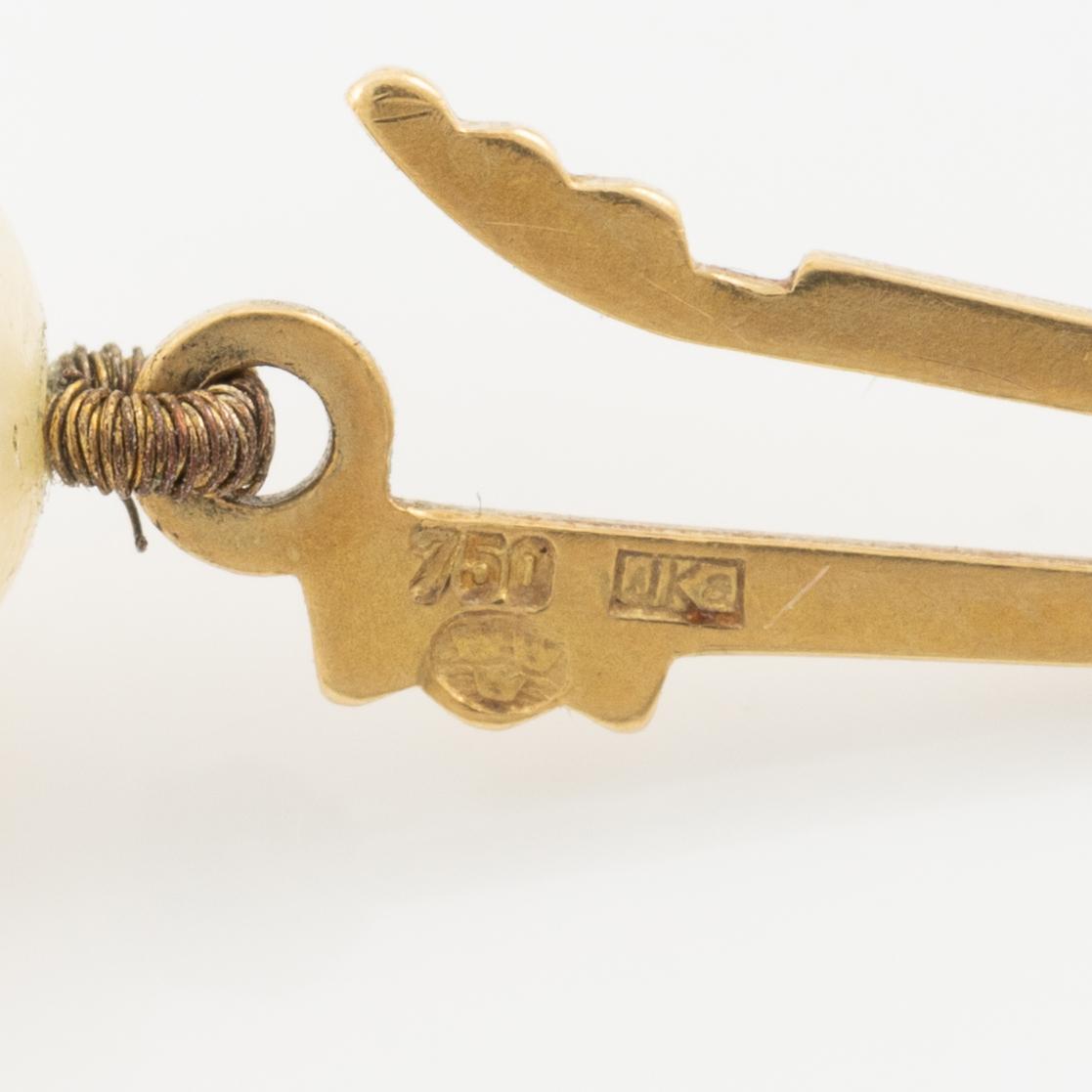 Necklace of cultured pearls, clasp in 18K gold set with eight-cut diamond and dividers with round brilliant-cut diamonds.