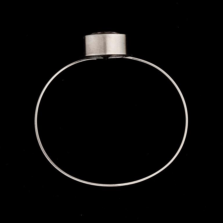 ELIS KAUPPI, armring, silver, fasettslipad bergskristall. Kupittaan Kulta, Åbo 1965.