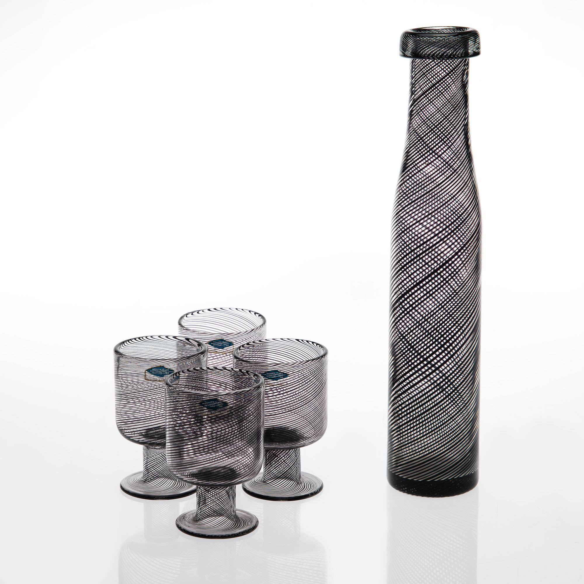 KAJ FRANCK, FLASKA OCH FYRA POKALER. Sign. K. Franck, Nuutajärvi Notsjö -63/64.