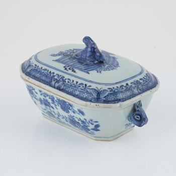 A blue and white tureen with cover, Qing dynasty, Qianlong (1736-95).