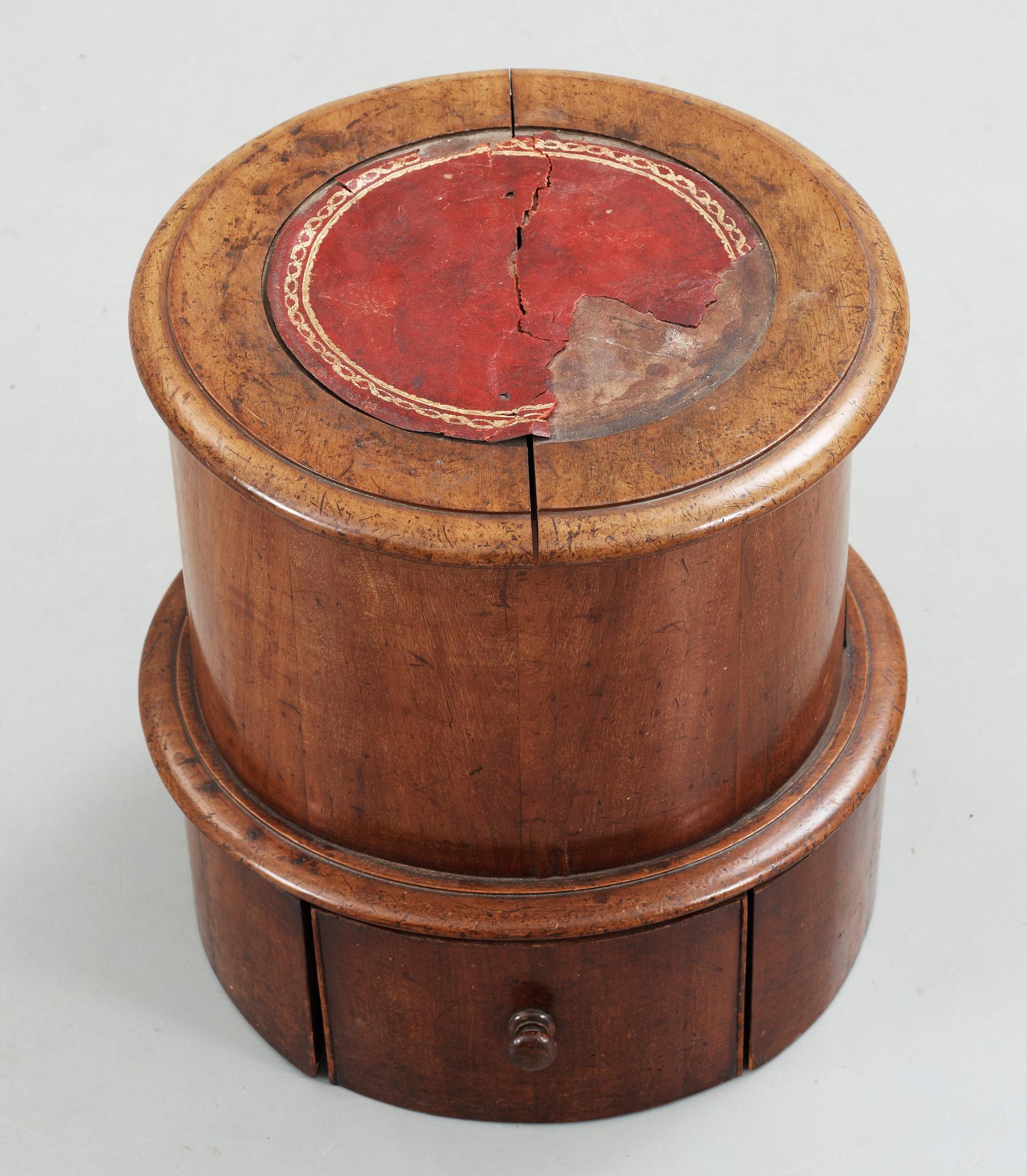 PIEDESTAL MED TRAPPSTEG, England 1800-tal.