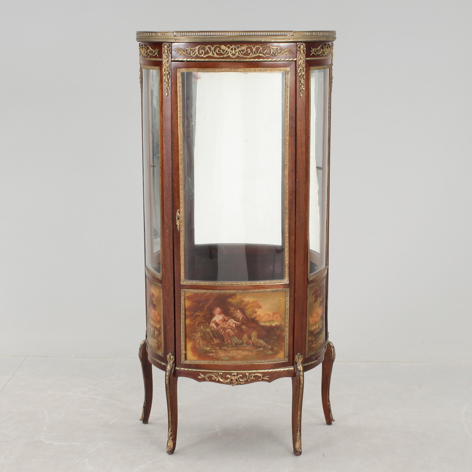 VITRINSKÅP, Louis XVI-stil, 1900-talets andra hälft.