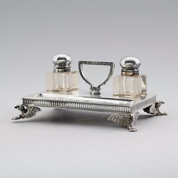 BLÄCKSTÄLL, silver, Stockholm 1905. Ställets vikt ca 609 gram.