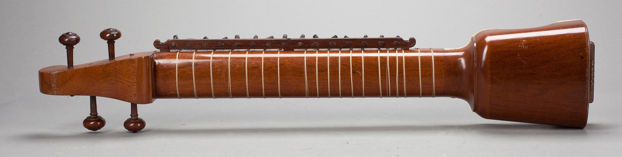 STRÄNGINSTRUMENT, troligen mellanöstern, 1900-talets första hälft.