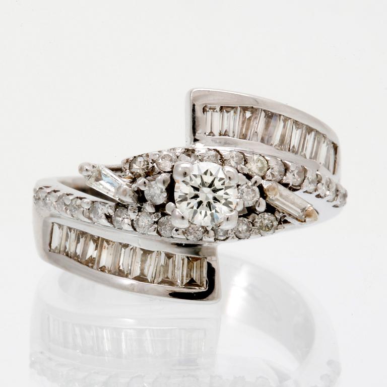 Ring 18K whitegold briliant and bguette-cut diamonds approx 1,20 ct in total.
