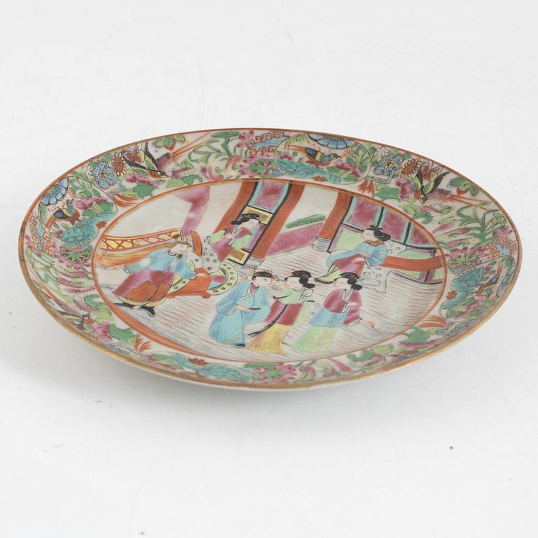 Koppar, fem stycken, samt fat, fyra stycken, porslin, Kina, Kanton, 1800-tal.