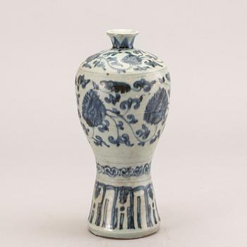 A blue and white Meiping vase and a bowl, 16th Century.