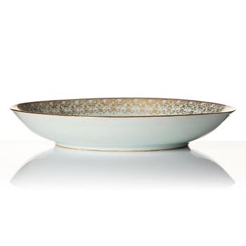 Skålfat, porslin. Qingdynastin, Qianlong (1736-95).