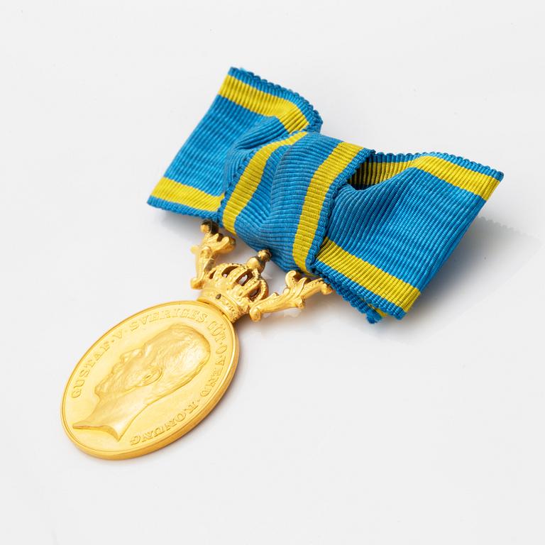 A Swedish Royal gold medal, dated 1949.