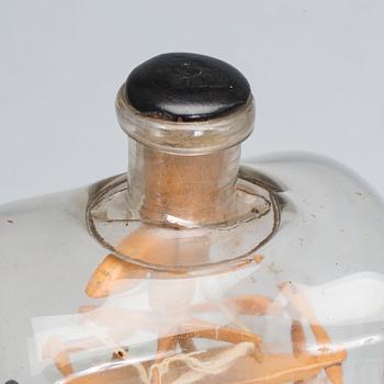 FLASKA MED SJÖMANSARBETE, med vävstol.