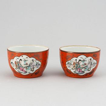 A group of 19 chinese porcelain objects, Qing dynasty and 20th century.
