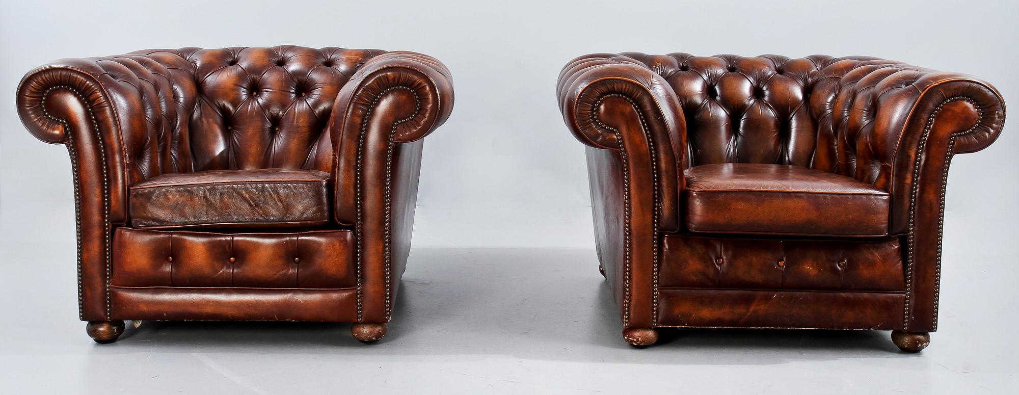 FÅTÖLJER, ett par, chesterfield, 1900-talets andra hälft.