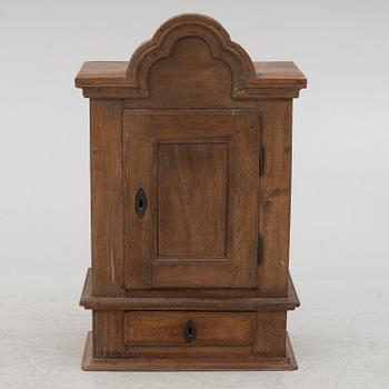 A wall cabinet, 18th/19th century.