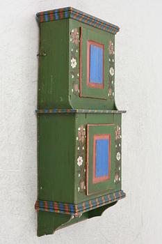 Hängskåp, allmoge, 1800-tal.