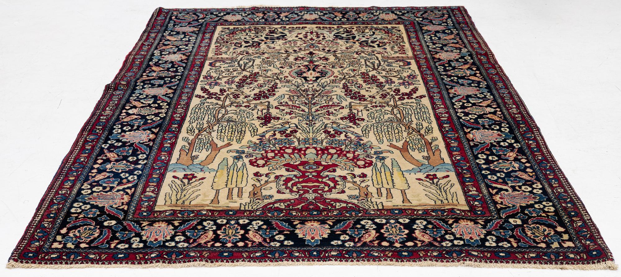 An antique Isfahan rug, ca 235 x 145 cm.