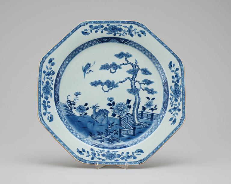 A blue and white serving dish. Qing dynasty, Qianlong (1736-95).