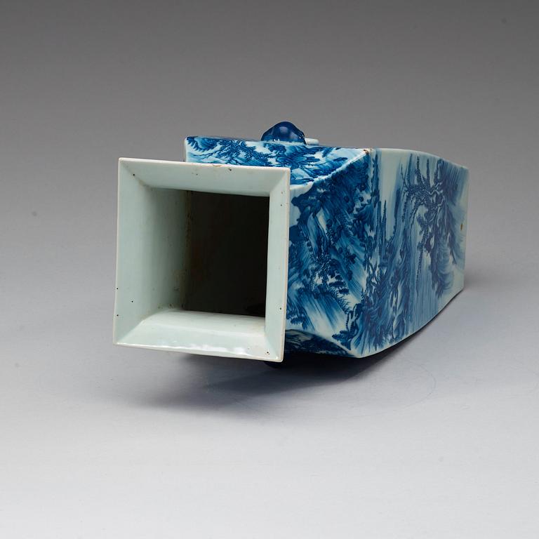 A blue and white vase, Qing dynasty 19th century.