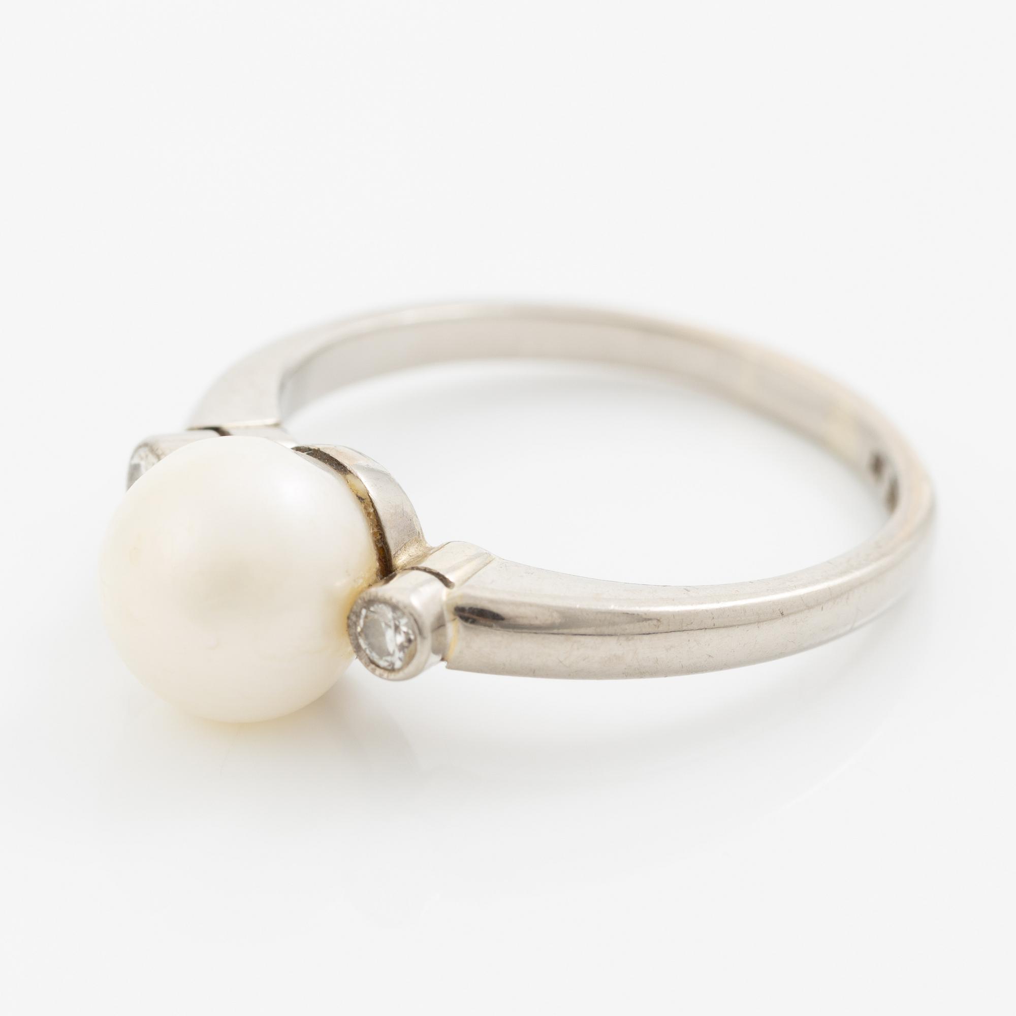 Ring 18K vitguld men en pärla och gammalslipade diamanter.