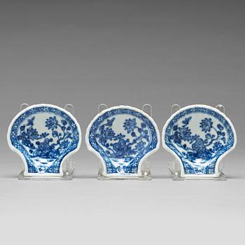 942. A set tree blue and white minitaure butter shells, Qing dynasty, Qianlong (1736-95).