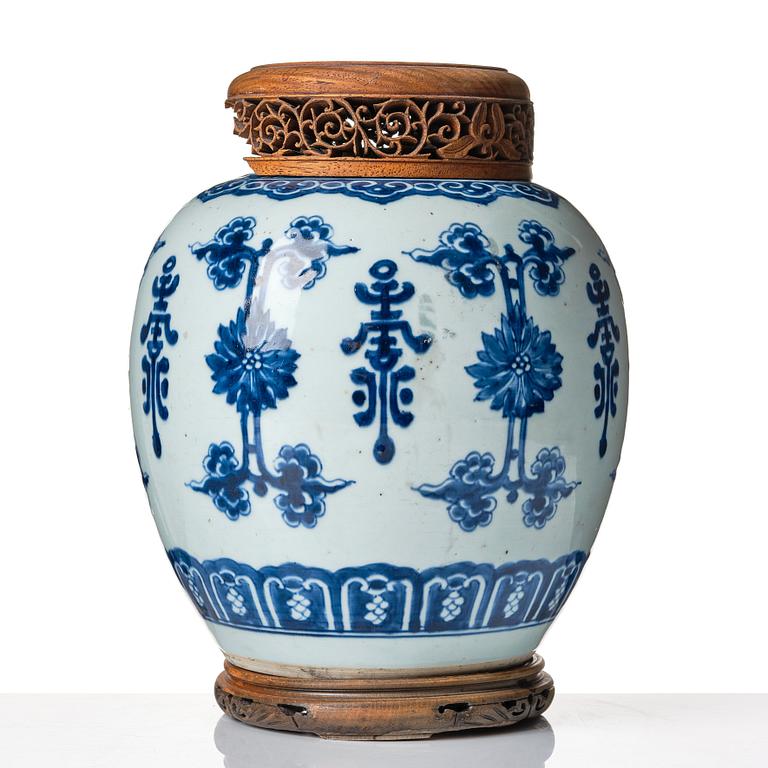 A blue and white jar, Qing dynasty, Kangxi (1662-1722).