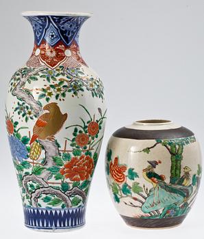 GOLVVAS SAMT BOJAN, porslin, Japan, 1900-talets första hälft.