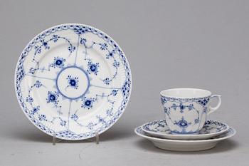 SERVISDELAR, 32 delar, porslin, "Musselmalet", Royal Copenhagen.