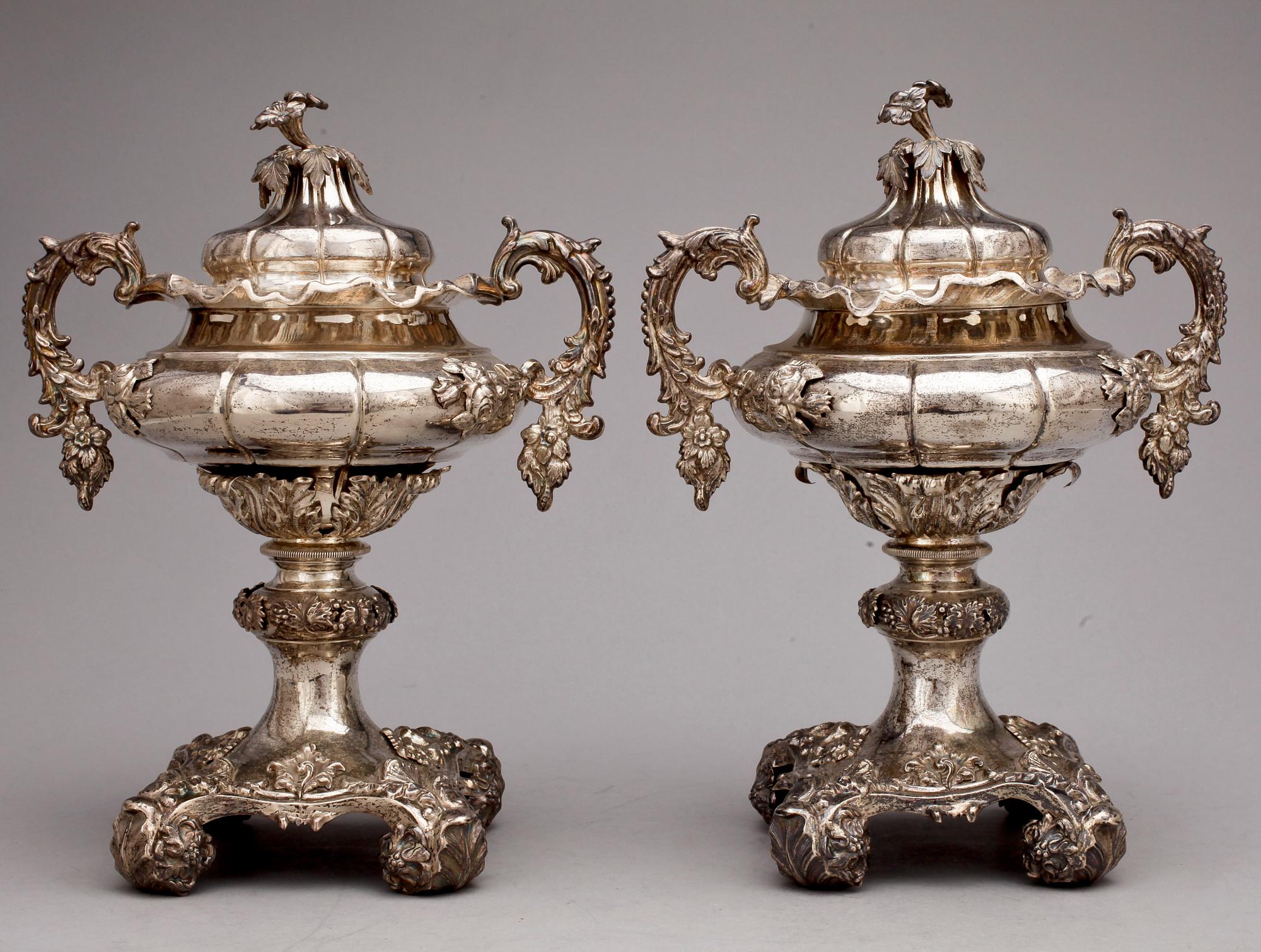 SOCKERSKÅLAR, ett par, silver, Gustaf Möllenborg, Stockholm, 1846. Tot vikt ca 1390g.