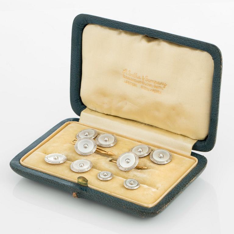 A pair of cufflinks, two shirt studs and four vest buttons in 18K gold and platinum set with mother-of-pearl and pearls.