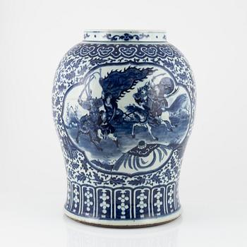 Golvvas, porslin, Kina, sen Qingdynasti, omkring 1900.