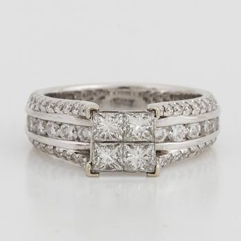 Ring med prinsessslipade och briljantslipade diamanter.