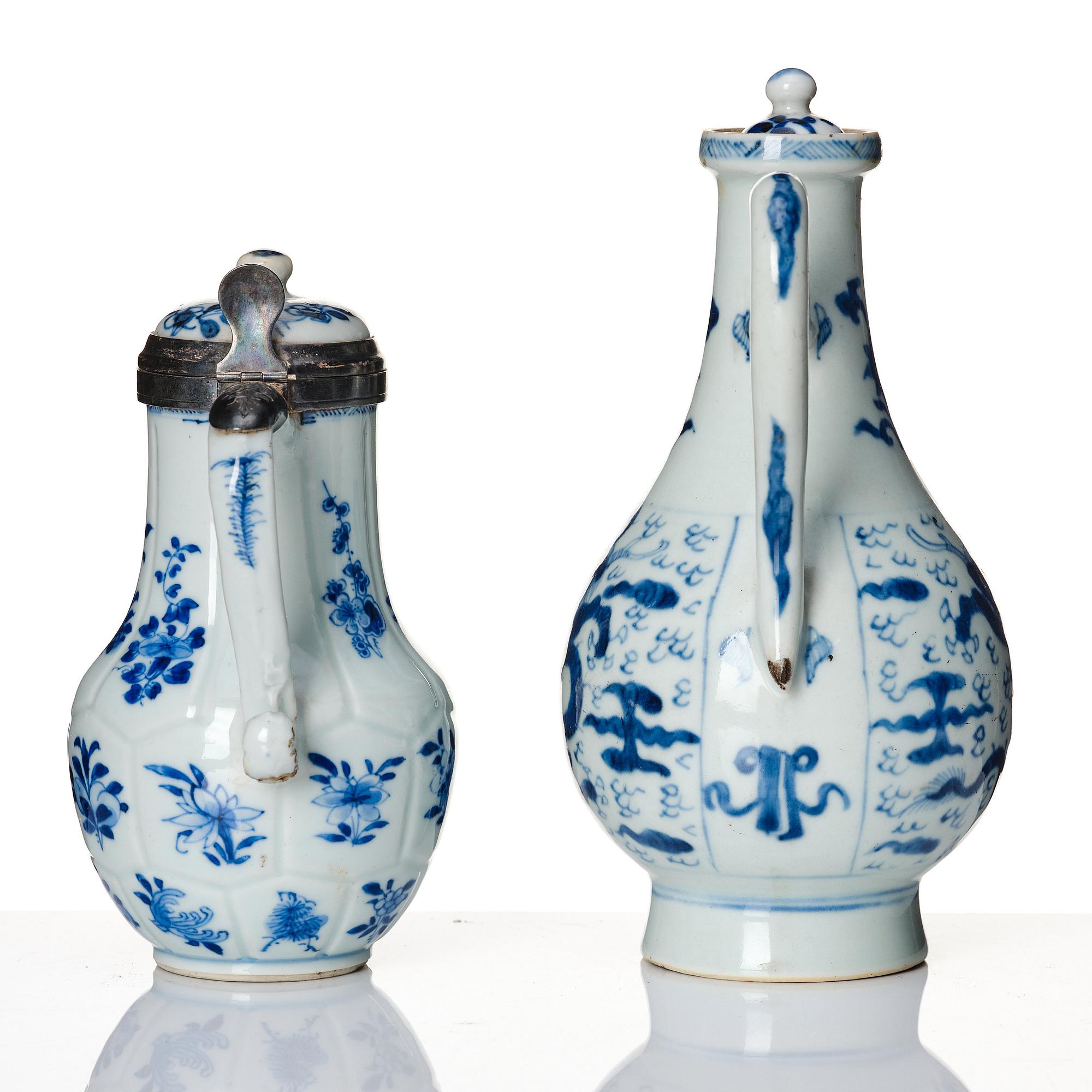 A set of two blue and white ewers, Qing dynasty, Kangxi (1662-1722).