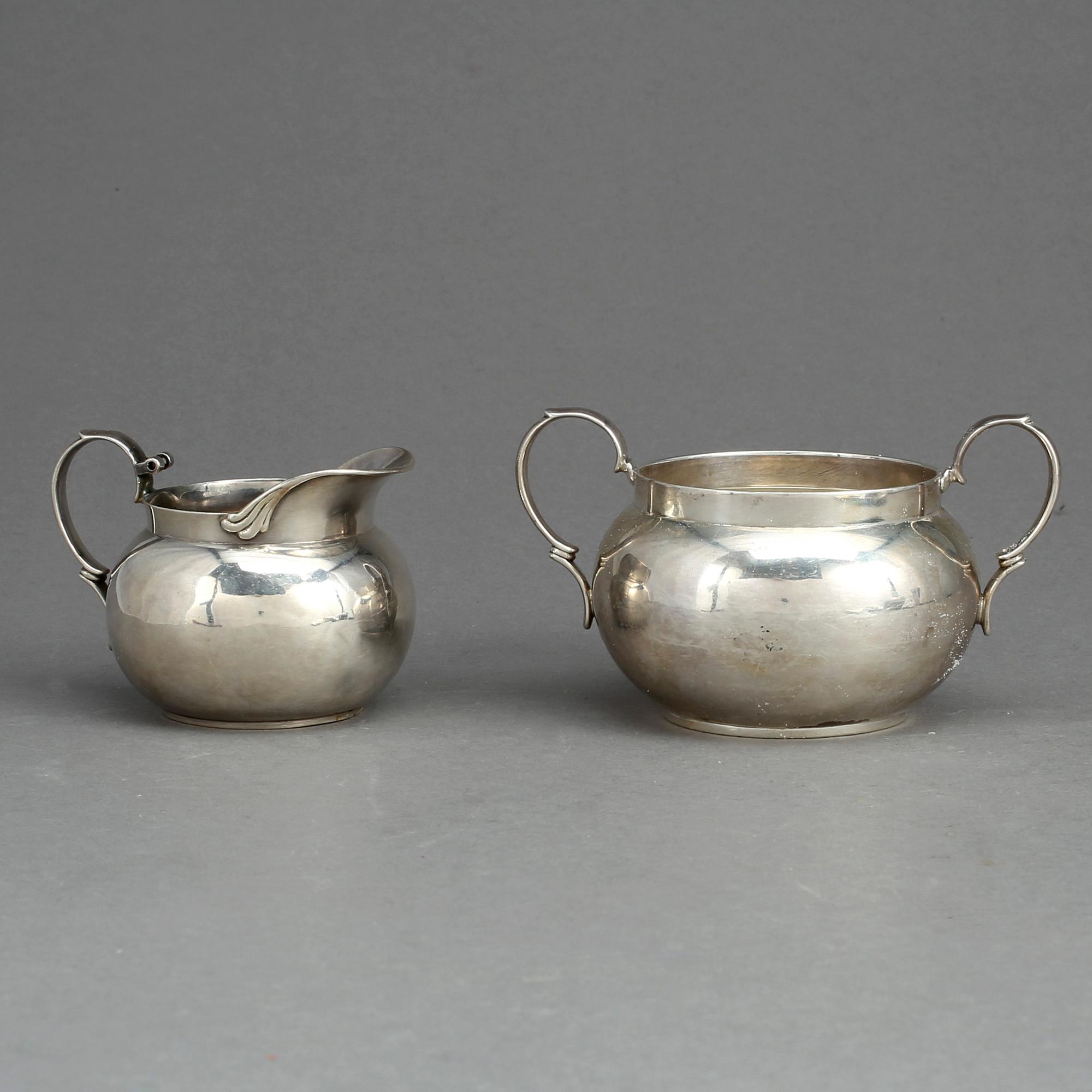 SOCKERSKÅL samt GRÄDDKANNA, sterling silver. Tiffany & Co. 1900-talets första hälft. Vikt ca 215 gram.