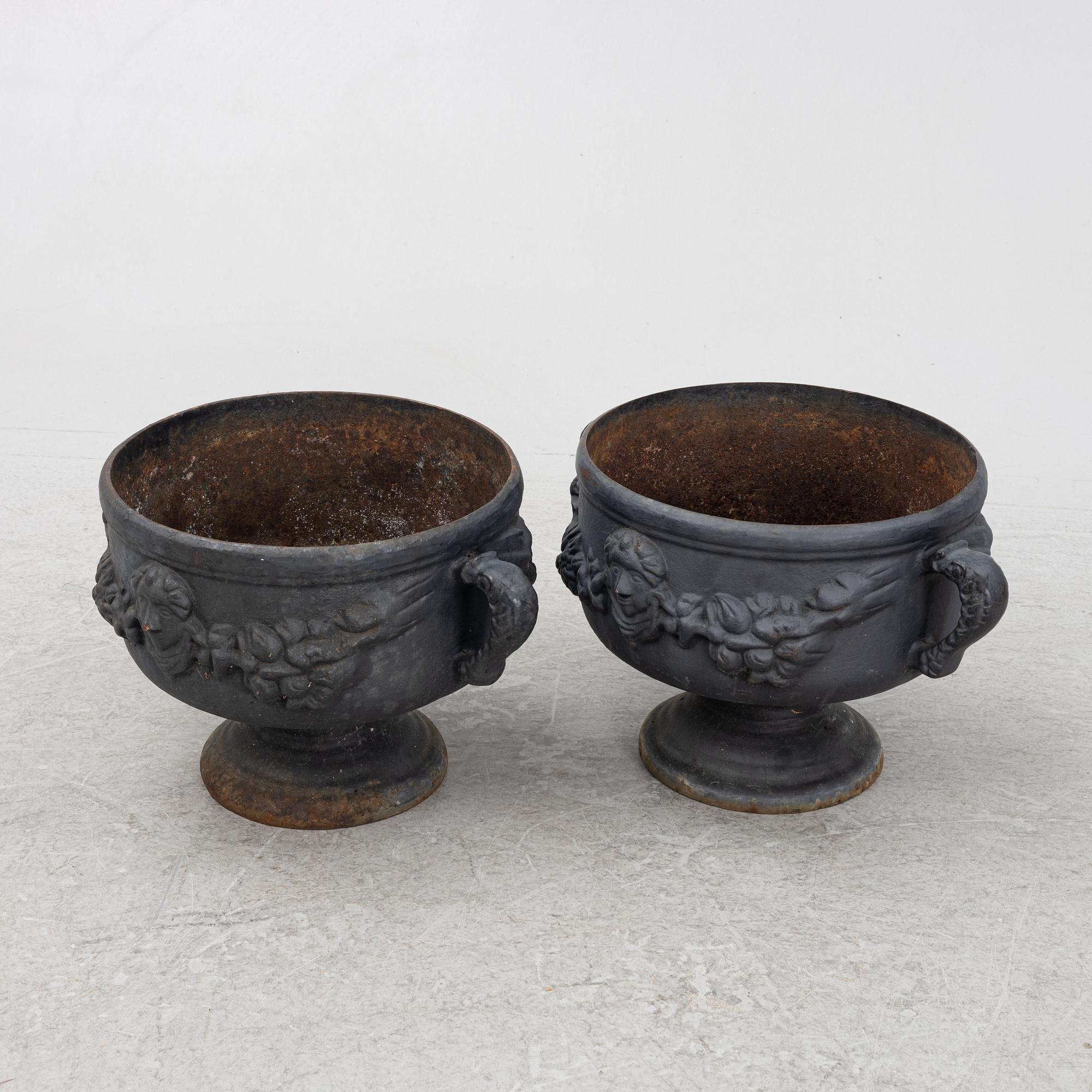 Trädgårdsurnor, ett par, gjutjärn, 1900-tal.