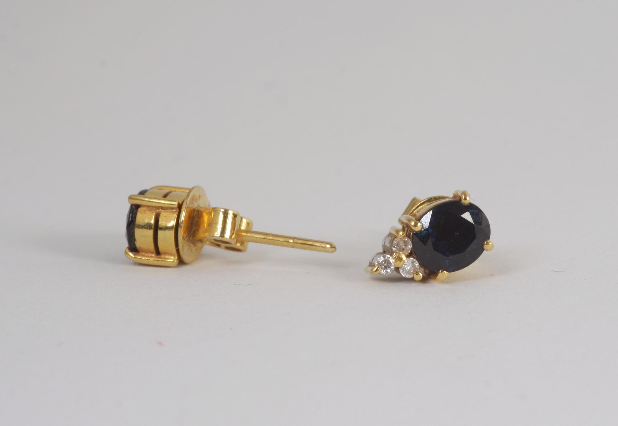 SMYCKEGARNITYR, 4 delar, 18K guld med safirer och briljanter.