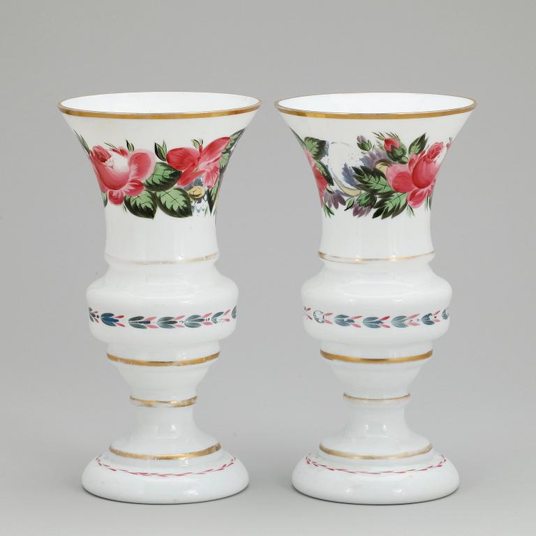 VASER, ett par, opalinglas, sent 1800-tal.