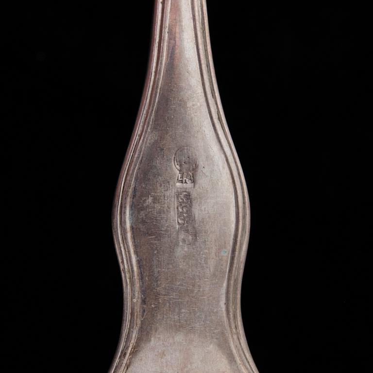 ATERIMIA, 26 osaa, hopeaa, veitsissä metalliterät, todenn. vuosisadanvaihde 1800/1900. Yht. paino 1919 g.
