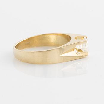 Ring, gold with brilliant-cut diamond.