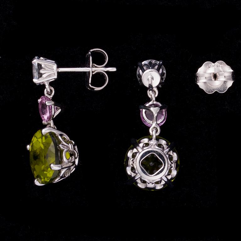 ÖRHÄNGEN, 14K vitguld, peridoter, safirer. Vikt ca 3,7 g.