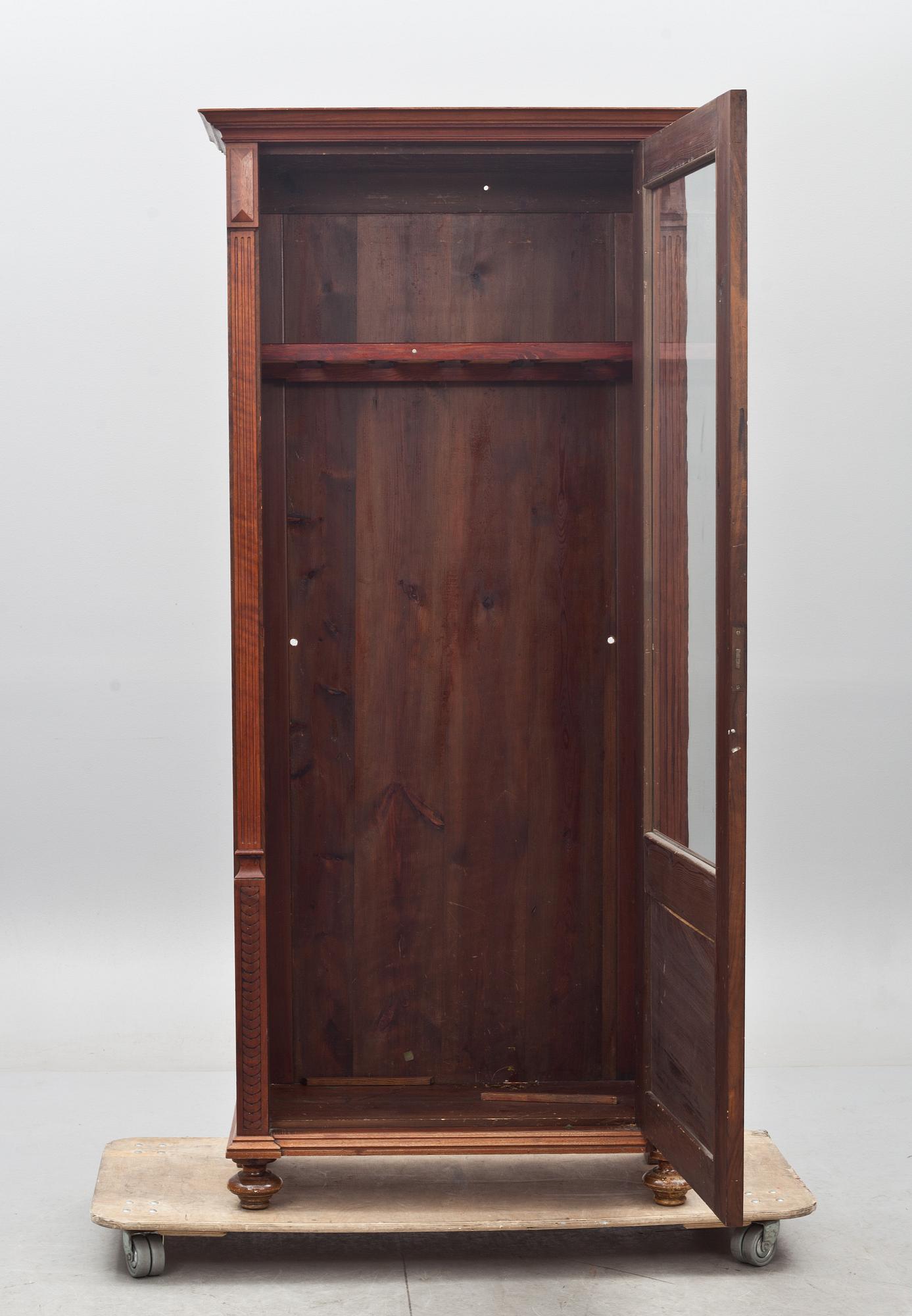 BOKSKÅP, nyrenässans. 1800-talets slut.