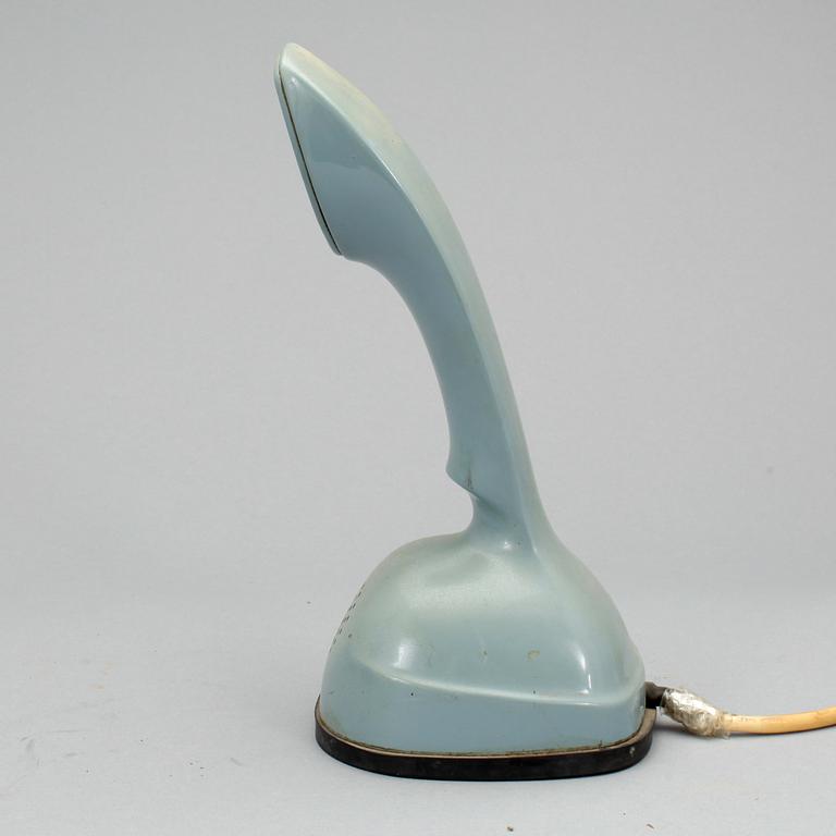 TELEFONER, 2 st,  Ericofonen, s.k. Kobratelefon. Formgiven av Blomberg, Lysell och Thames. 1953-1954.