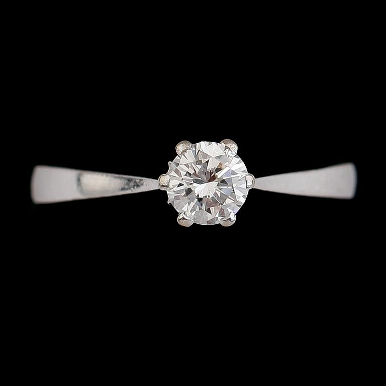 RING, 18 k vitguld och briljantslipad diamant 0.41 ct enligt gravyr, svenska stämplar 1975. Total vikt ca 3 g.