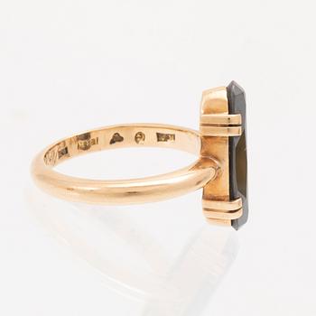 An 18K gold ring with faceted hematite.