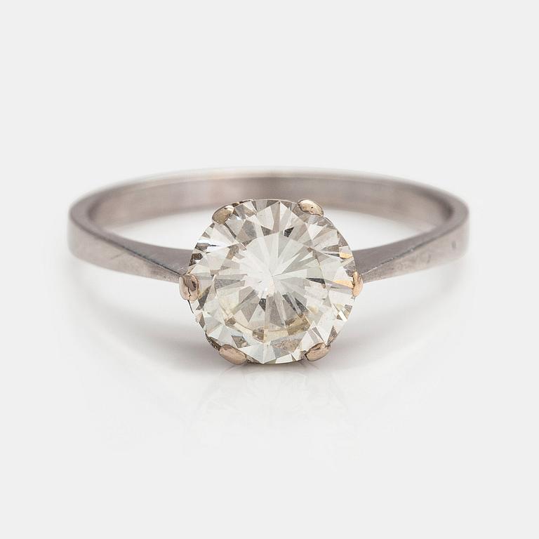 Ring, 18K vitguld, briljantslipad diamant ca 2.25 ct enligt certifikat.