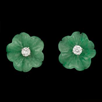 ÖRHÄNGEN, ett par, 14k vitguld med briljantslipade diamanter tot ca 0,56 ct samt snidad jade. Tot vikt ca 4,5 gram.