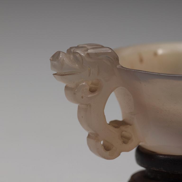 A small nephrite bowl and an agate cup, late Qing dynasty (1644-1912).